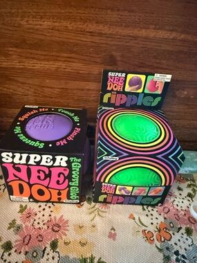 Super NeeDoh Groovy Glow & Ripples Squish Toys - Purple & Neon Green